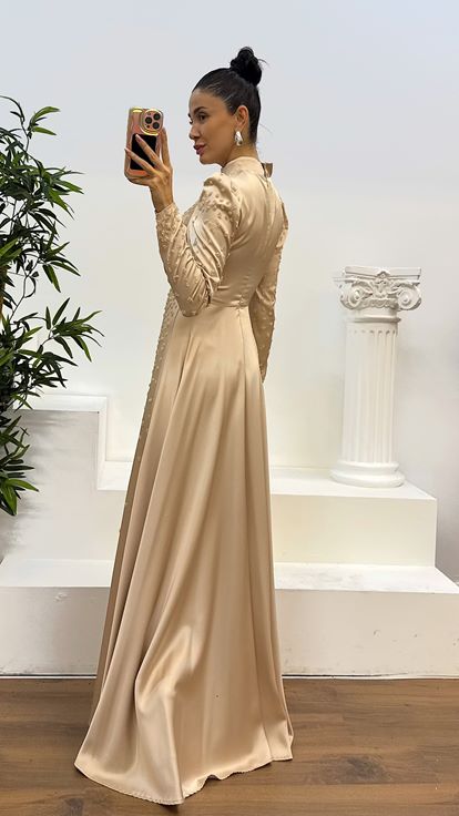 فستان سهرة من الساتان المطرز باللون الذهبي