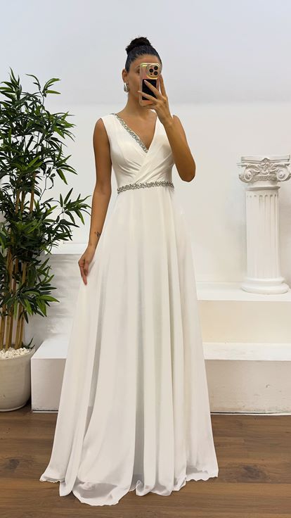 فستان سهرة بتصميم أبيض مع خصر حجري وصدر