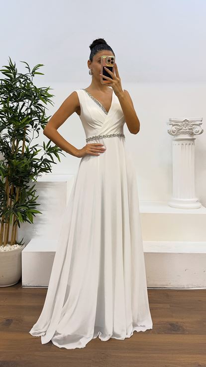 فستان سهرة بتصميم أبيض مع خصر حجري وصدر