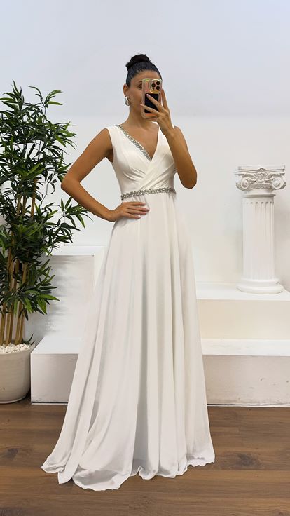 فستان سهرة بتصميم أبيض مع خصر حجري وصدر