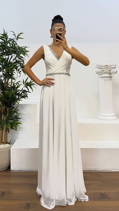 فستان سهرة بتصميم أبيض مع خصر حجري وصدر