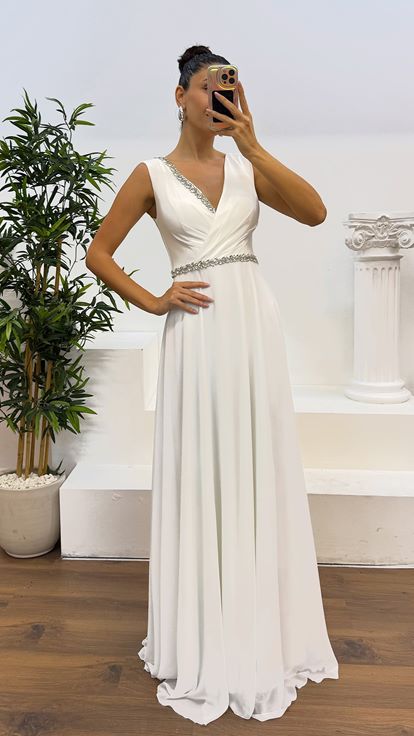 فستان سهرة بتصميم أبيض مع خصر حجري وصدر