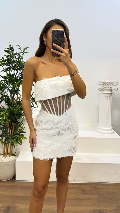 فستان سهرة قصير بتصميم أنيق وتفاصيل شفافة باللون الأبيض 