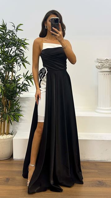 Robe de soirée blanche sans bretelles en satin drapé