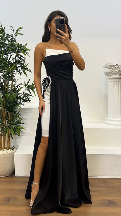 فستان سهرة أبيض من الساتان بدون حمالات بتفاصيل ثنيات