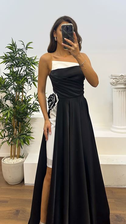 فستان سهرة أبيض من الساتان بدون حمالات بتفاصيل ثنيات