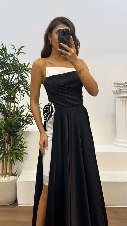 فستان سهرة أبيض من الساتان بدون حمالات بتفاصيل ثنيات