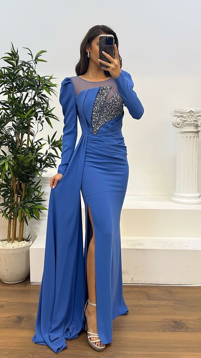 Abito da sera dal design ricamato sul petto indaco