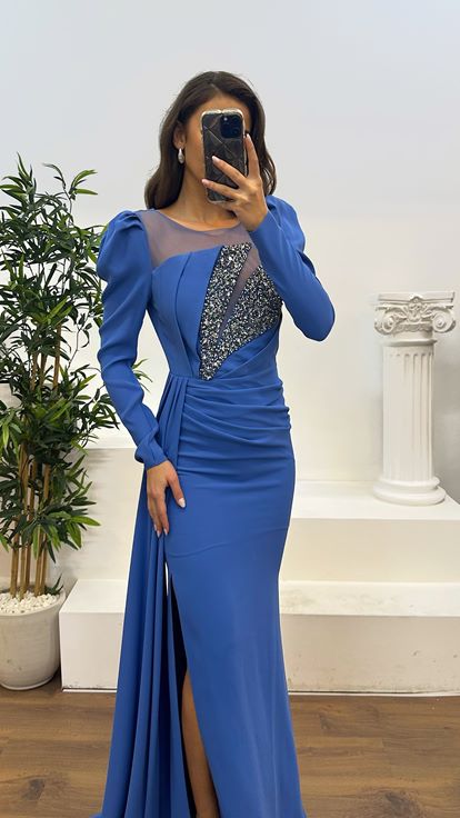 Abito da sera dal design ricamato sul petto indaco