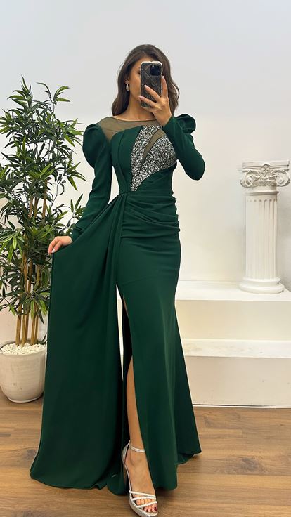 فستان سهرة بتصميم مطرز على الصدر من الزمرد