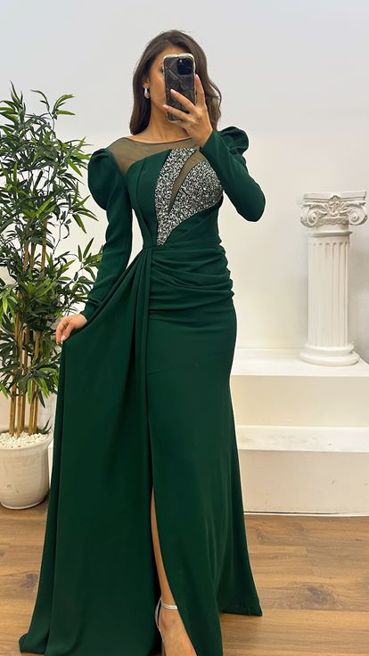 فستان سهرة بتصميم مطرز على الصدر من الزمرد