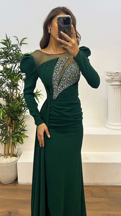 فستان سهرة بتصميم مطرز على الصدر من الزمرد