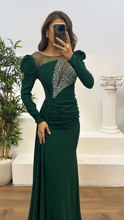 فستان سهرة بتصميم مطرز على الصدر من الزمرد