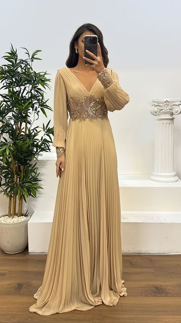 Vestido de noche plisado bordado con cintura con cuello en V dorado