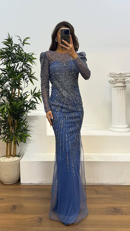 Indigoblaues, langärmliges, besticktes Abendkleid