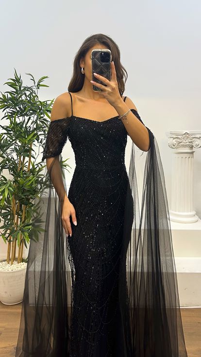 Schwarzes Abendkleid mit bestickten Ärmeln und Tülldetail