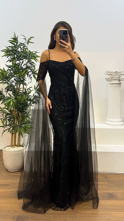 Schwarzes Abendkleid mit bestickten Ärmeln und Tülldetail