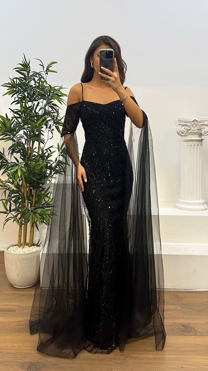Schwarzes Abendkleid mit bestickten Ärmeln und Tülldetail
