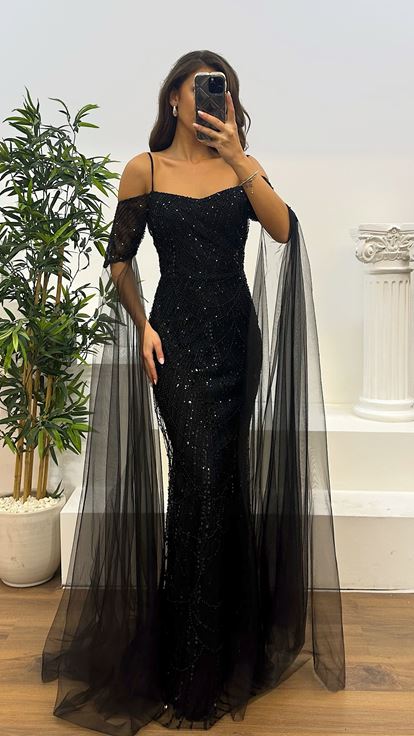Schwarzes Abendkleid mit bestickten Ärmeln und Tülldetail