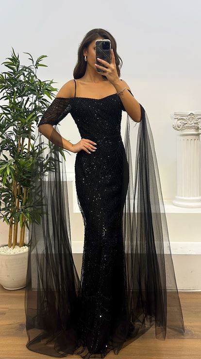 Schwarzes Abendkleid mit bestickten Ärmeln und Tülldetail