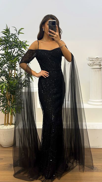 Schwarzes Abendkleid mit bestickten Ärmeln und Tülldetail