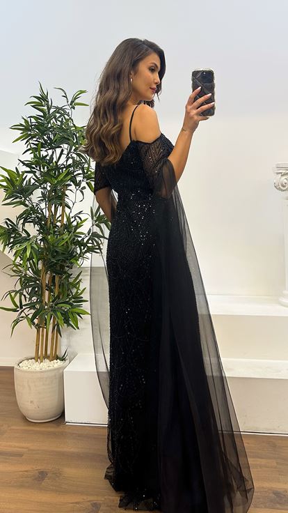 Schwarzes Abendkleid mit bestickten Ärmeln und Tülldetail