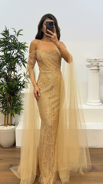 Vestido de noche con detalle de tul y mangas bordadas en oro