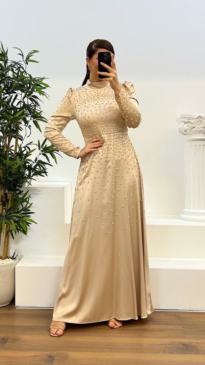فستان سهرة مقاس كبير من الساتان المطرز باللون الذهبي