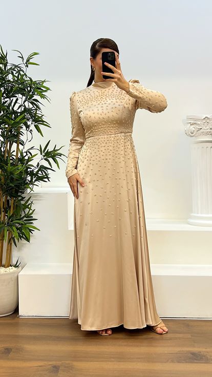 فستان سهرة مقاس كبير من الساتان المطرز باللون الذهبي