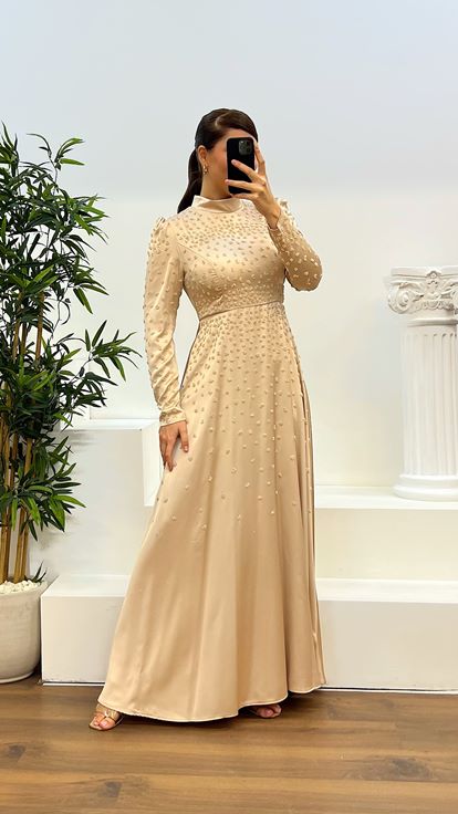 فستان سهرة مقاس كبير من الساتان المطرز باللون الذهبي