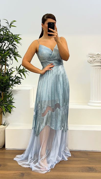 Blaues Abendkleid in Übergröße mit Seilträgern und plissiertem Tülldetail