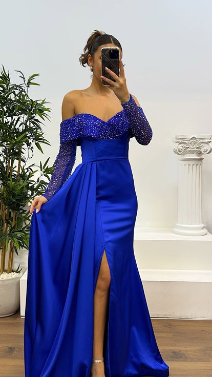 فستان سهرة من الساتان بياقة قارب من ساكس