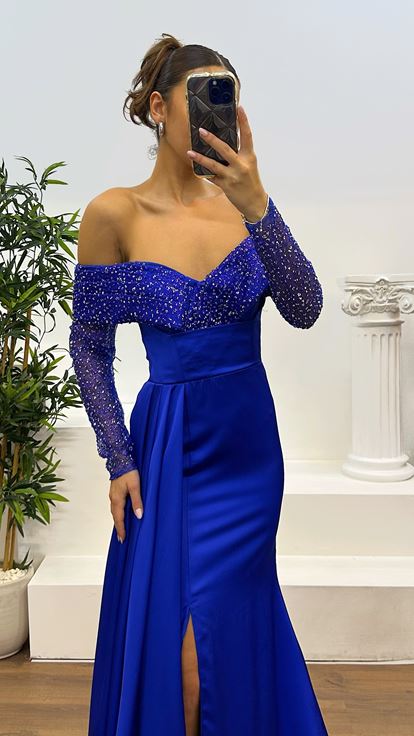 فستان سهرة من الساتان بياقة قارب من ساكس