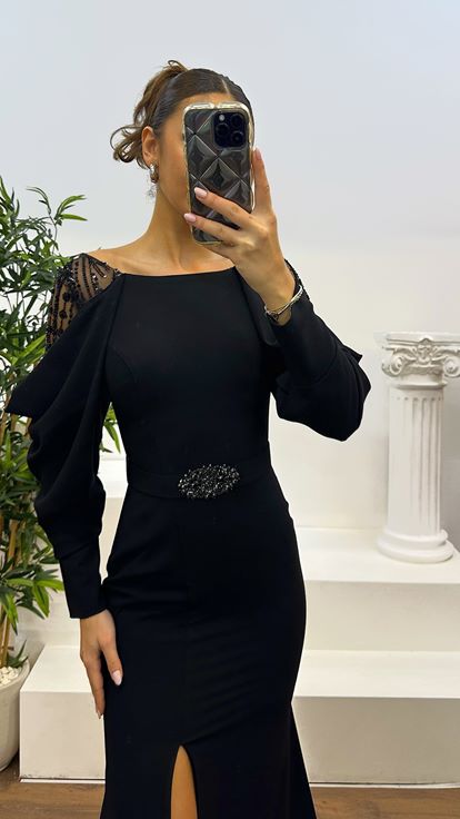 فستان سهرة أسود بتفاصيل على الأكمام