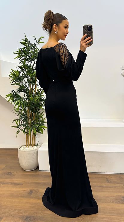 فستان سهرة أسود بتفاصيل على الأكمام