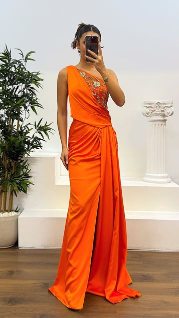 Abito da sera in raso ricamato monospalla color cannella