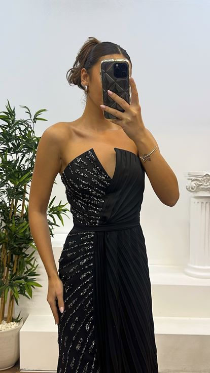 Siyah Straplez İşlemeli Piliseli Abiye Elbise