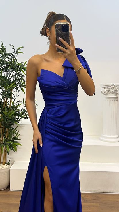 فستان سهرة من الساتان بكتف واحد مزين بتفاصيل زهرية من ساكس