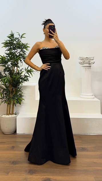 Schwarzes, trägerloses Abendkleid mit Steindetail