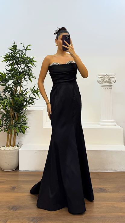 فستان سهرة أسود بدون حمالات مزين بأحجار كريمة