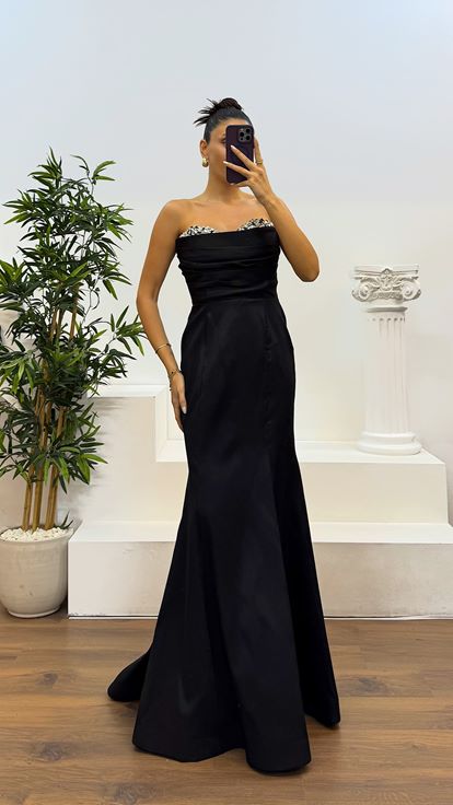 فستان سهرة أسود بدون حمالات مزين بأحجار كريمة