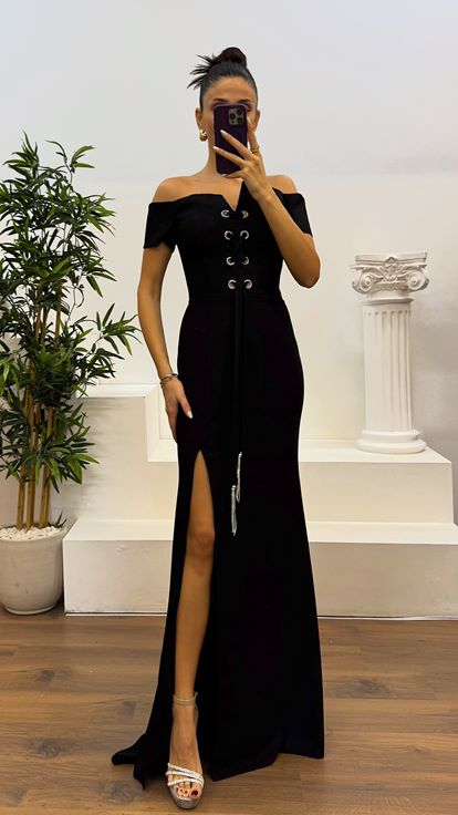 Robe de soirée noire à col bateau avec détail au niveau de la poitrine