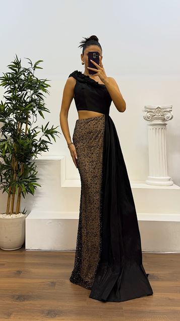Robe de soirée noire asymétrique à une épaule  ornée de détails à la taille et de broderies 