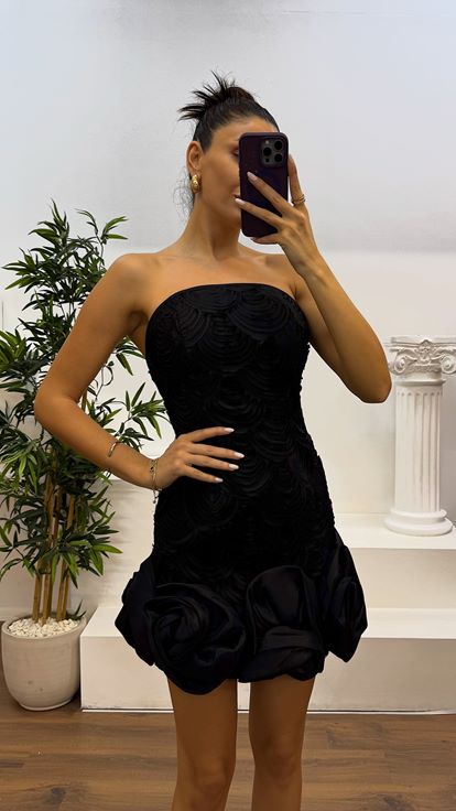 Vestido de noche de diseño corto con detalle de rosa sin tirantes negro