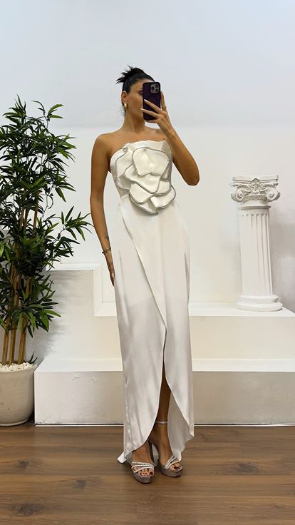 Abito da sera bianco senza spalline e asimmetrico