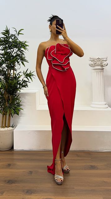 Rotes trägerloses Abendkleid mit asymmetrischem Schnitt