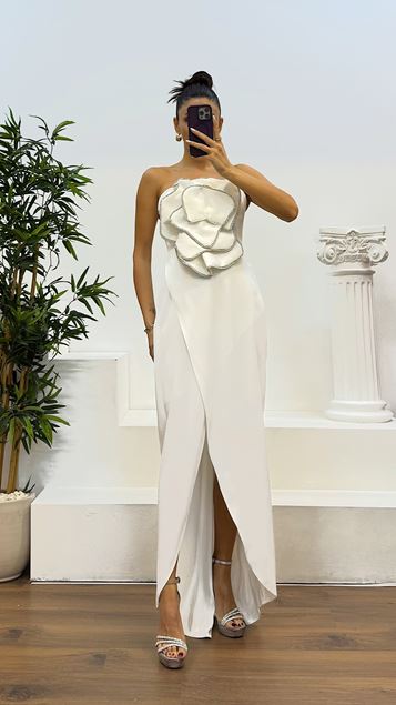 Weißes, trägerloses, asymmetrisch geschnittenes Abendkleid