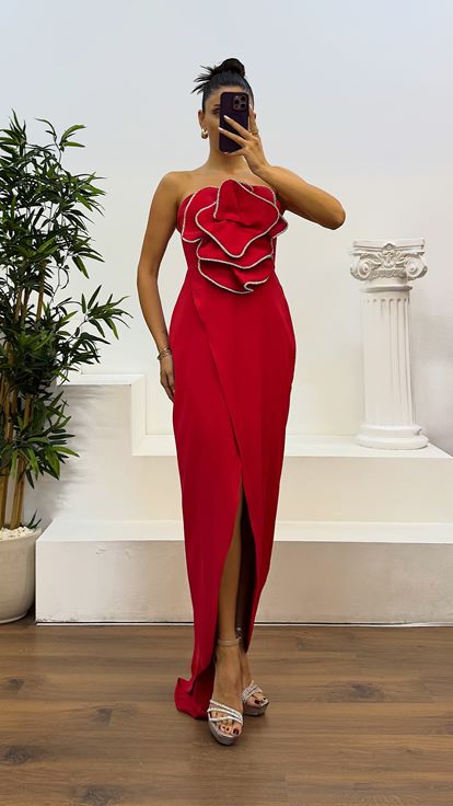 Robe de soirée rouge asymétrique sans bretelles