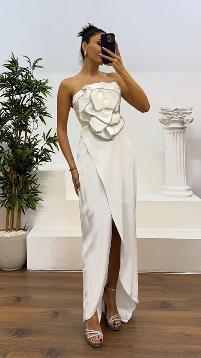 Abito da sera bianco senza spalline e asimmetrico