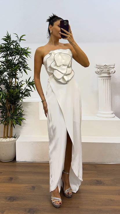 Abito da sera bianco senza spalline e asimmetrico